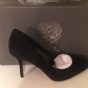 VINCE CAMUTO BLK TRUE SUEDE PUMPS